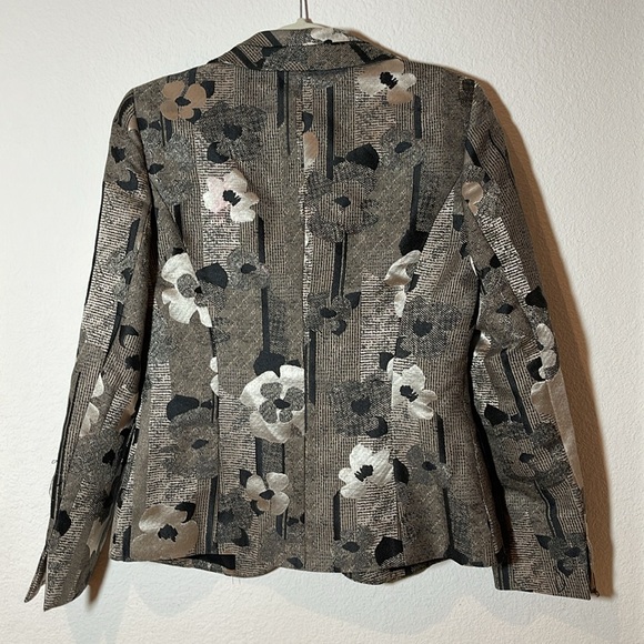 Pretty Patterned Blazer - Picture 9 of 9